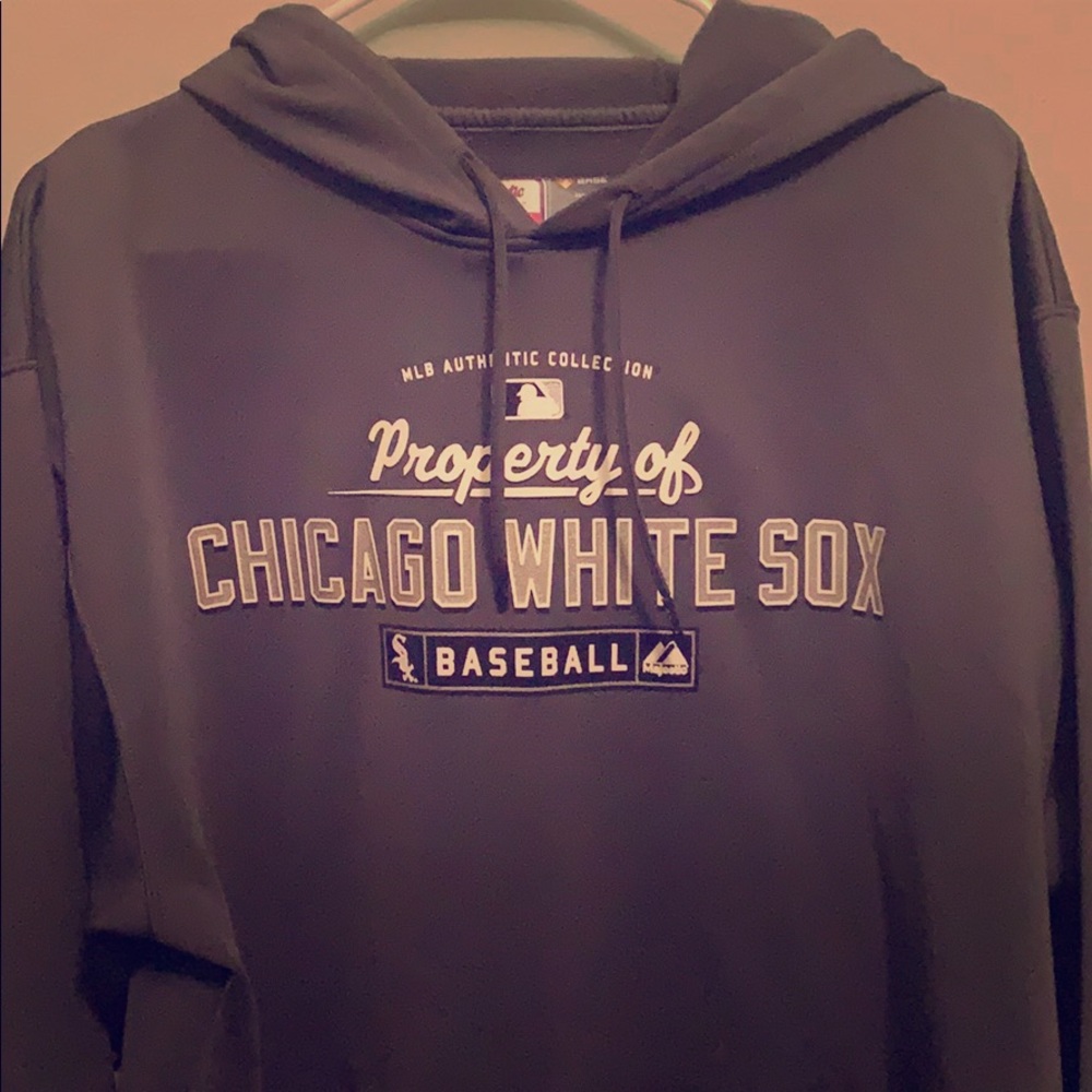 Men’s White Sox hoodie.